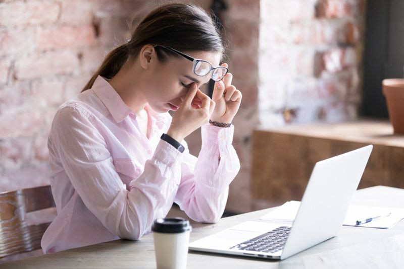 Tìm hiểu nguyên nhân và khắc phục tình trạng  văn phòng mới bị cay mắt